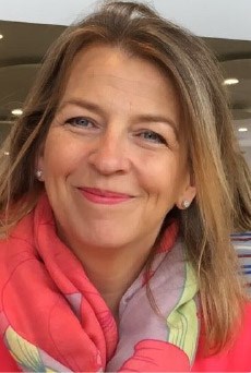 Portrait photo of Fiona Fraser smiling at the camera